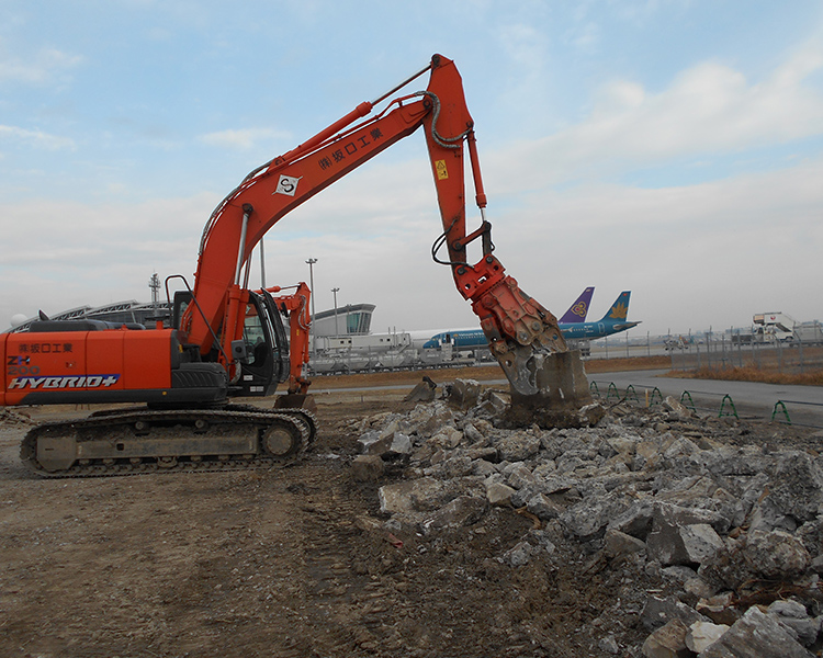 空港の地中埋設物撤去工事の写真